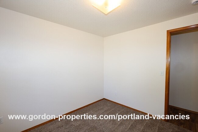 Building Photo - 9641 SE Schiller St