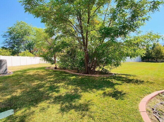 Building Photo - Beautiful 5 Bd 3.5 Ba Home w/Mother-In-Law...