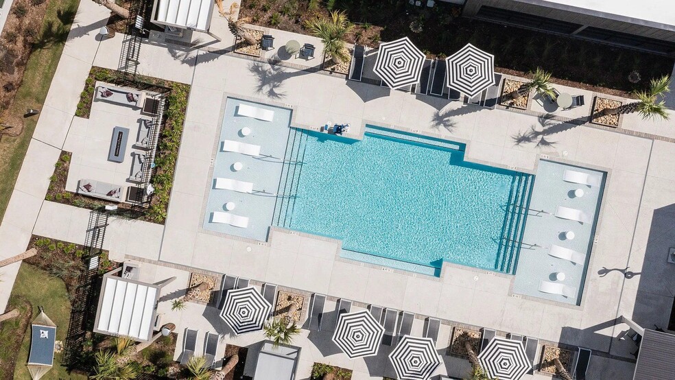 Building Photo - 6000 Front St