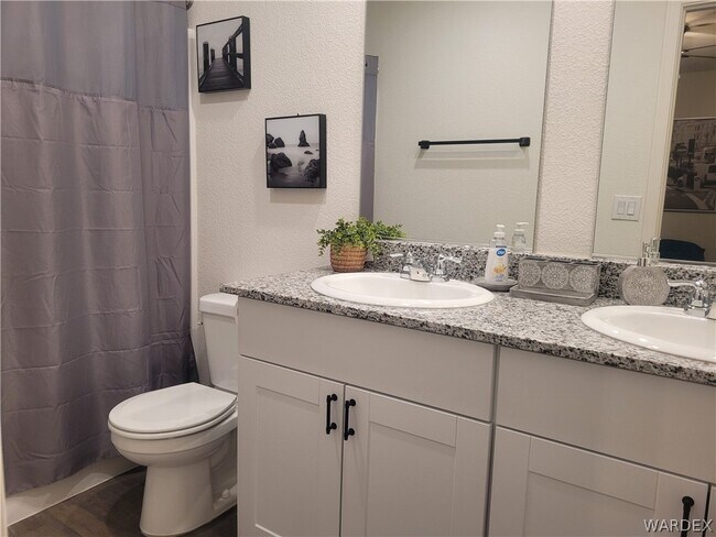 Building Photo - 2198 E Arapaho Rd