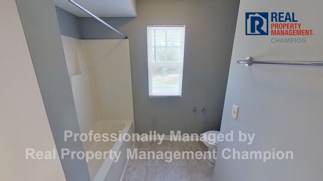 Building Photo - 3 BD/2 BA Upper Unit Condo in Hawthorne Park
