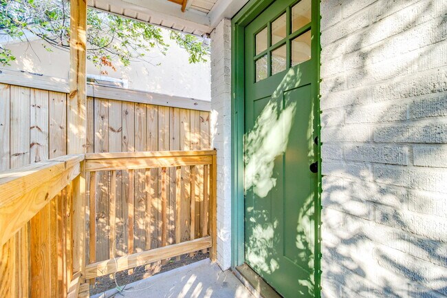 Building Photo - 2311 Bull St