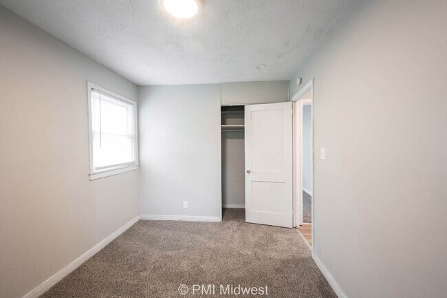 Building Photo - 4923 Barlow Dr