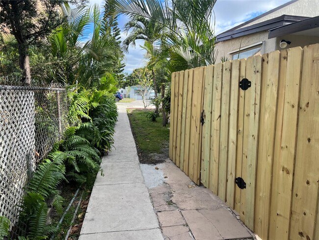 Building Photo - 582 E 18th St