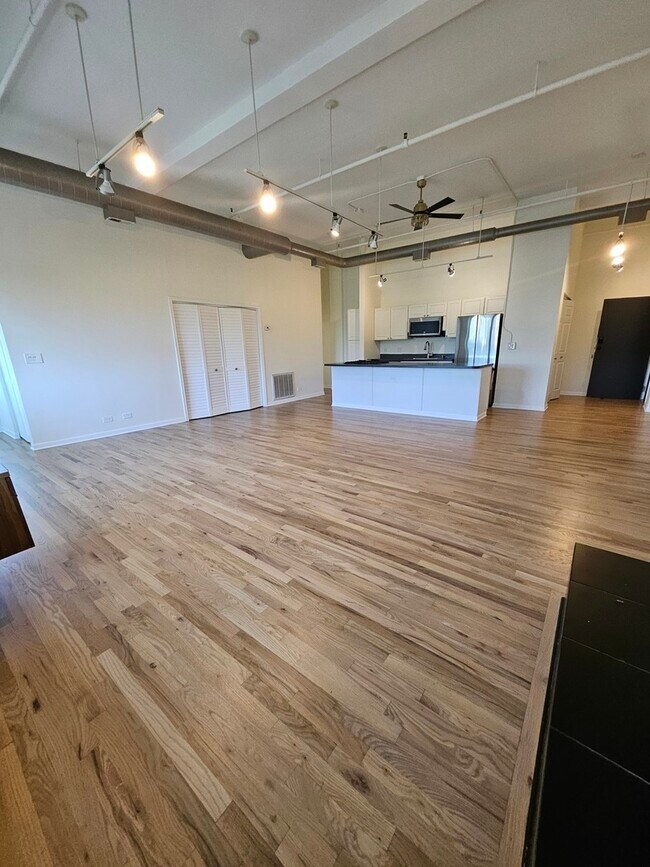 Building Photo - 809 N Racine Ave