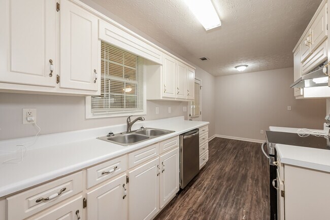 Building Photo - Fantastic 3bd/2ba home! Let yourself in!