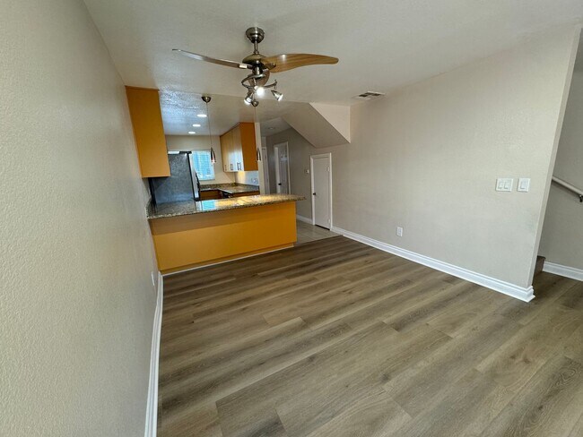 Building Photo - Galleria  Town Homes 2 Bedroom 1.5 Bath in...