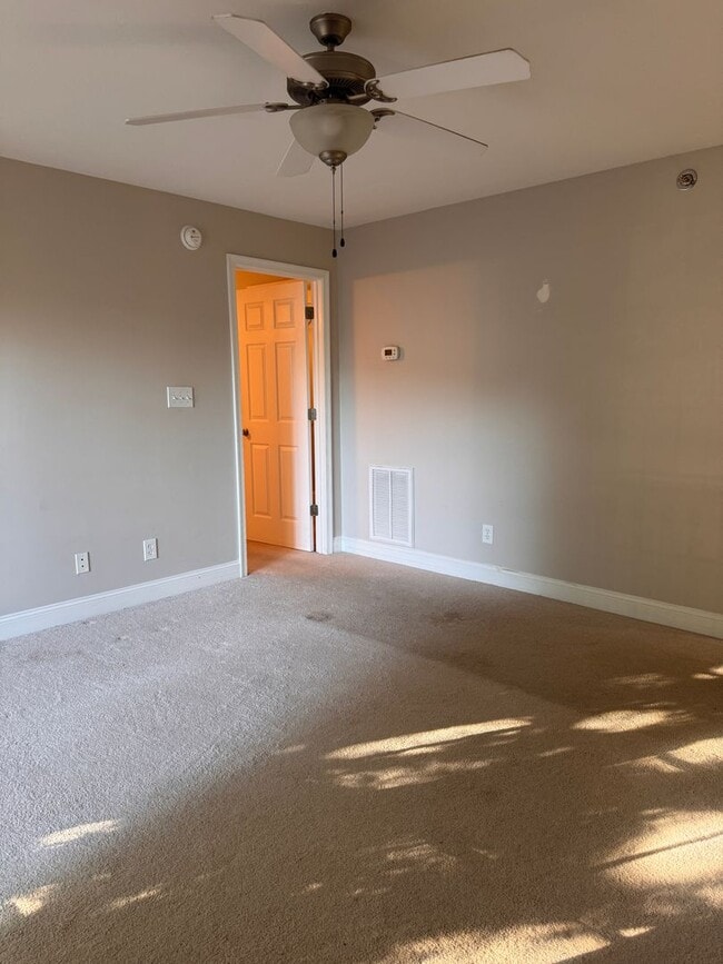 Building Photo - 3 Bedroom || 2 Bathroom Main Level Apartme...