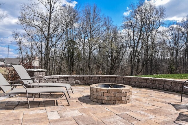 Building Photo - Dog Friendly Three Bedroom in Rossview!
