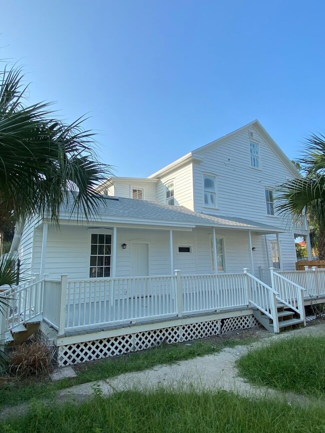 Building Photo - 3/2 ground floor unit in downtown historic...