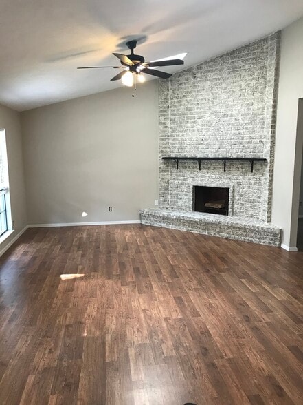 Lots of natural light - 3800 Hackberry Lane