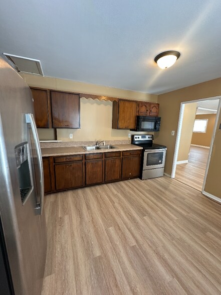 Building Photo - 1204 N 6th St