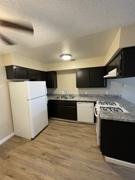 2x1 - Kitchen - Shadow Ridge Apartments