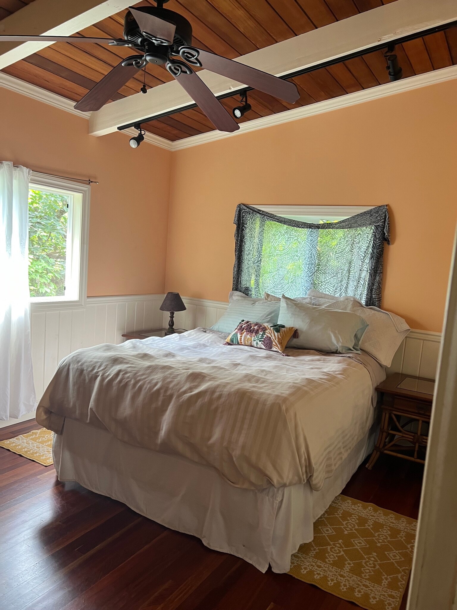 Queen bed(bedding has been upgraded) - 83-5515 Hawaii Belt Rd