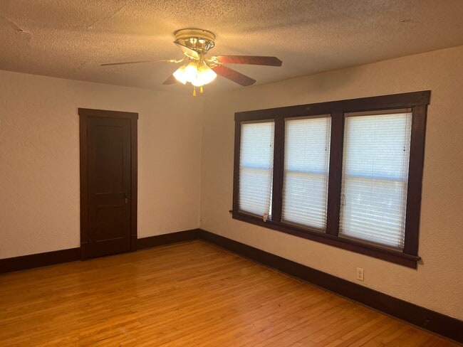 Building Photo - Pet Friendly 2BR House on Beloit's West Side