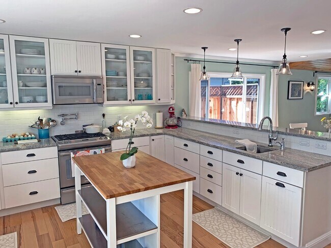 Building Photo - Beautiful 3 Bedroom, 2 Bathroom Remodeled ...