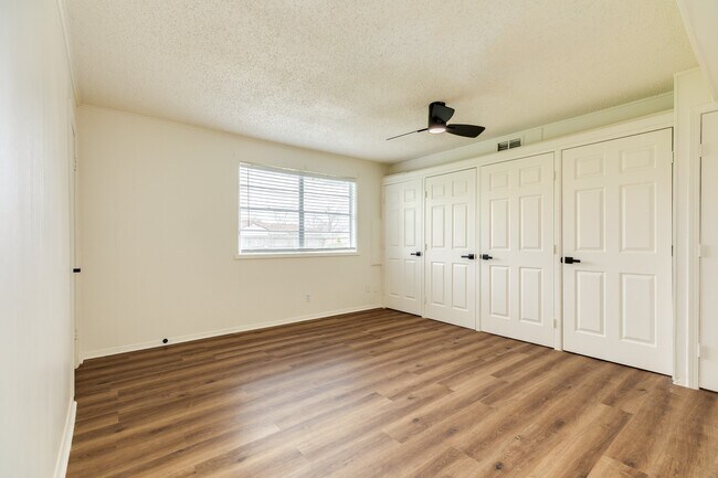 Building Photo - 159 Oak Dr