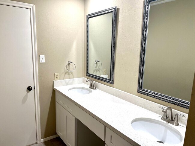 Building Photo - 4007 Lotus Dr
