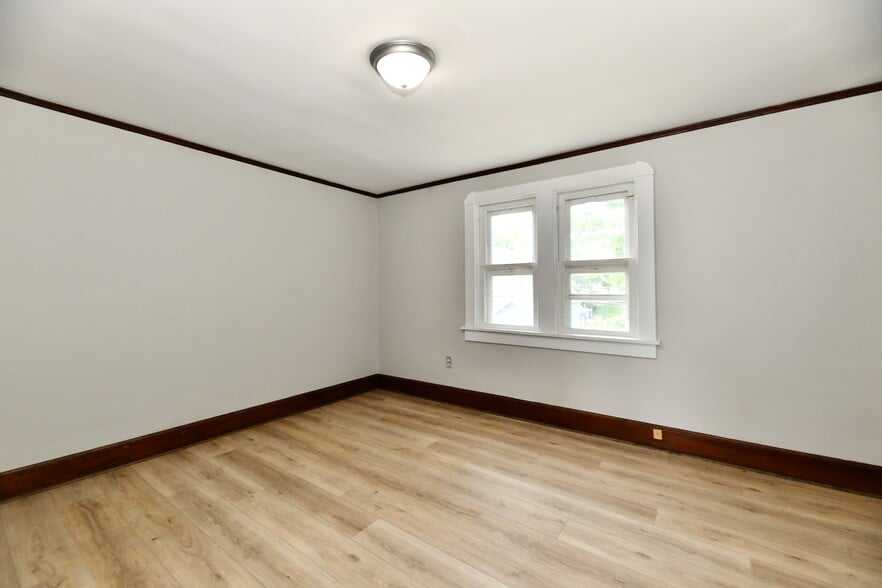 Building Photo - 852 N Rural St