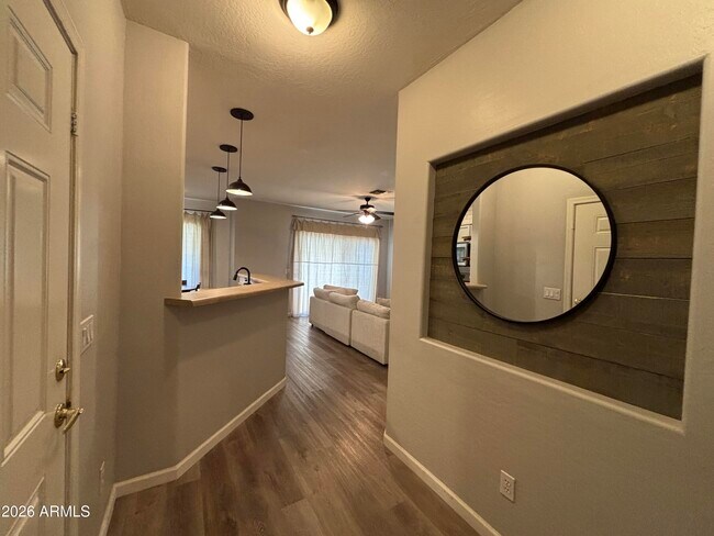 Building Photo - 948 E Savannah Dr