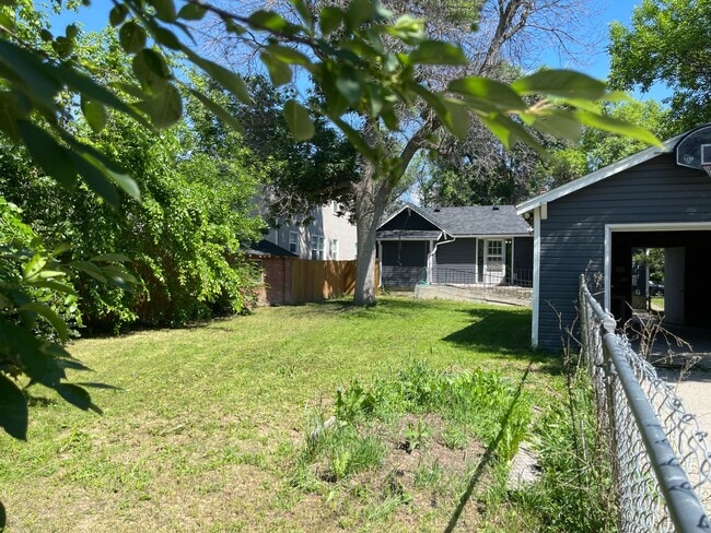 Building Photo - 3 bedroom house - Pet Friendly, Garage, Fenced Yard