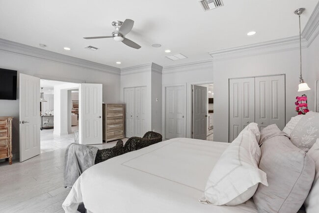 Building Photo - 309 NE 8th Ave