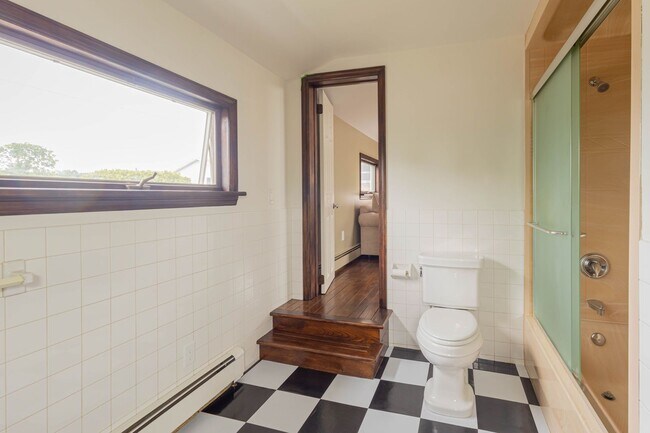 Building Photo - Fully Renovated 2-Bedroom Apartment – Locust Valley, NY