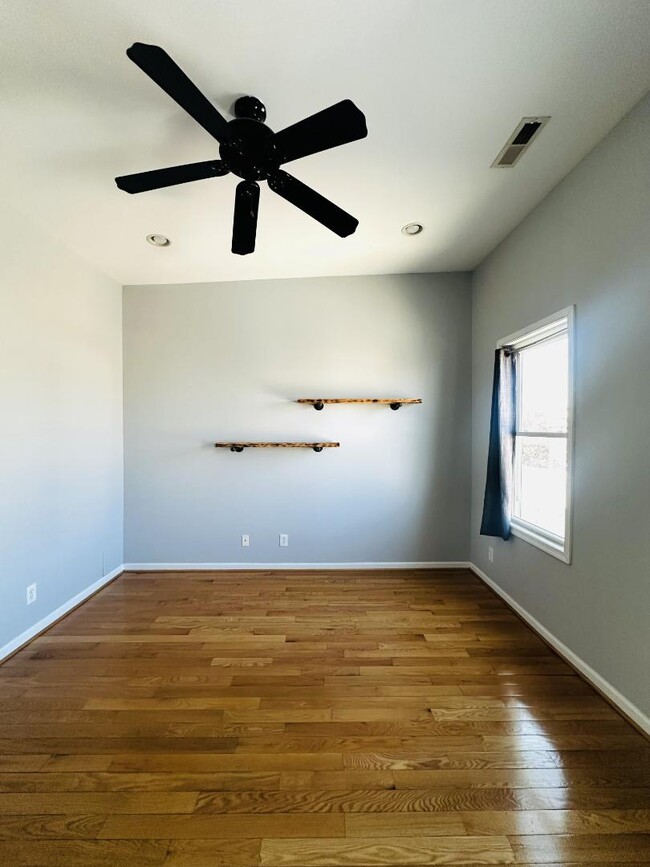 Building Photo - 2517 Foster Ave