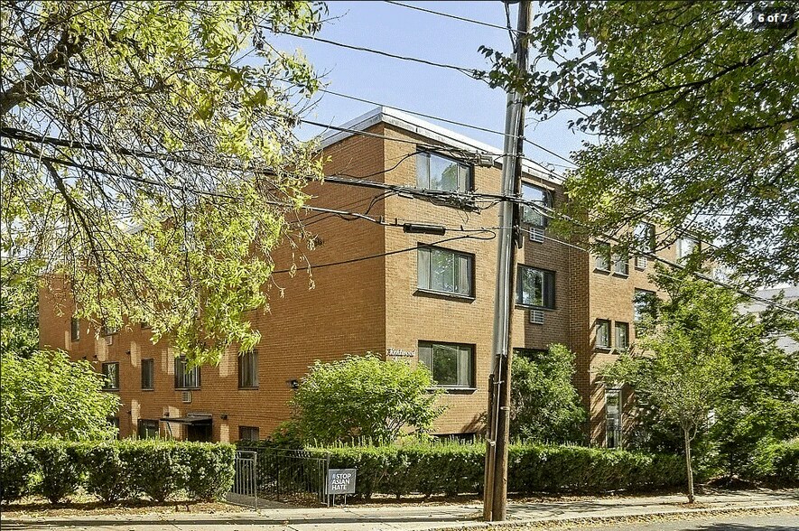 Building Photo - 197 Kent St