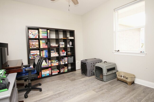 Building Photo - Newer Home in Valparaiso