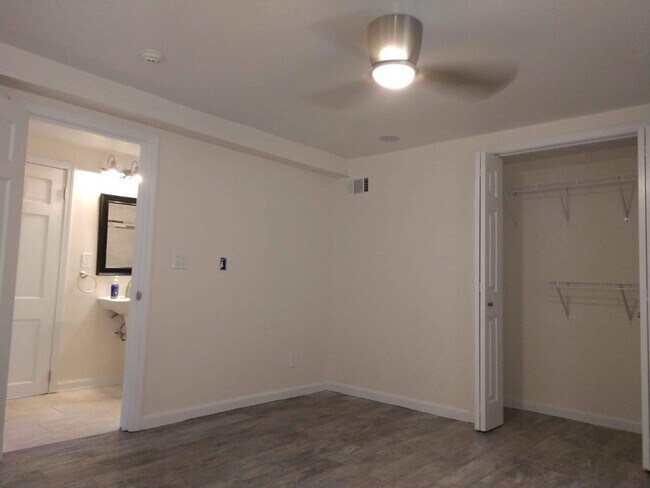 Building Photo - 1636 Belle Isle Cir NE