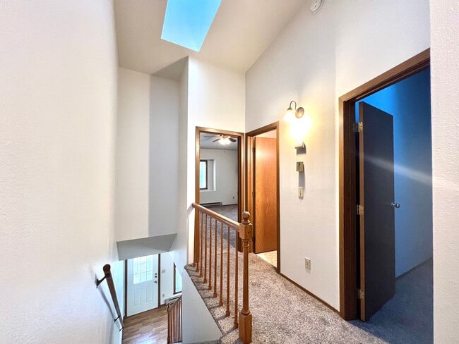 Building Photo - 3 bed, 2 bath Townhome - 1 Month Free on a 12-Month Lease!