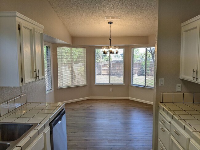 Building Photo - Nice 3 bedroom home, recently updated offe...