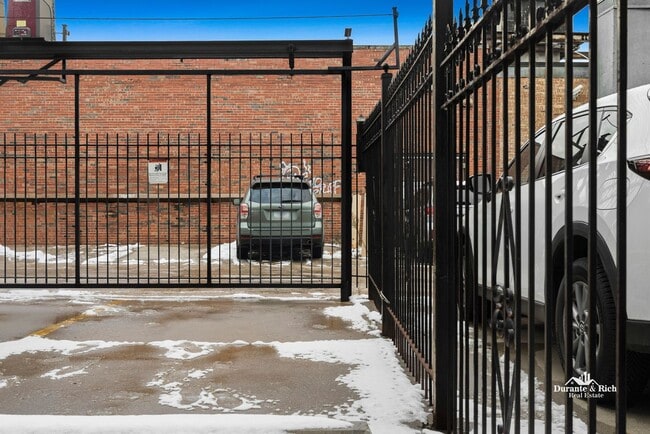 Building Photo - Stunning 2-Bedroom Condo in Prime Location