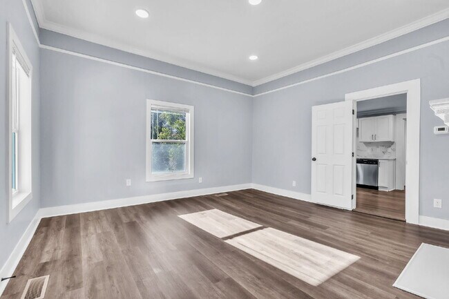 Building Photo - Cozy 2BR, 1BA Home with Spacious Yard