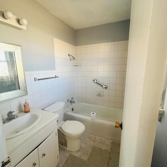 Building Photo - 1918 71st St