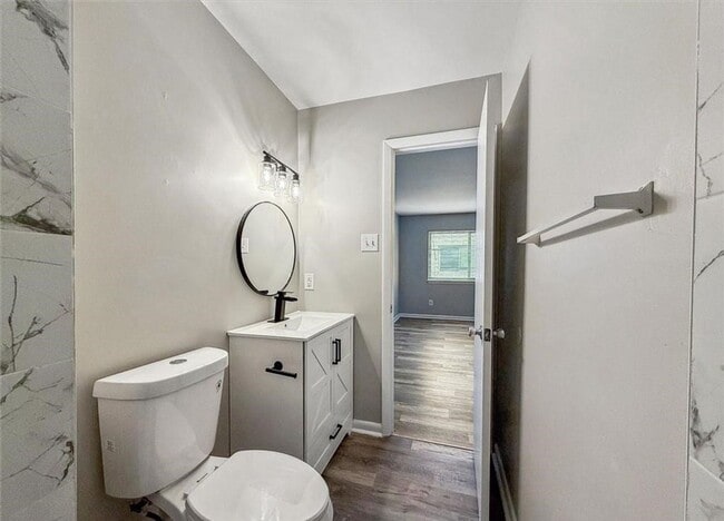 Building Photo - Remodeled Townhouse Ready for A New Tenant