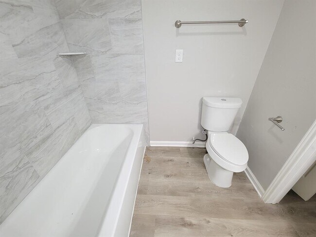 Building Photo - 405 Silver River Dr