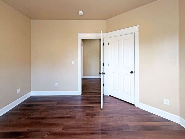 Building Photo - 520 Honeysuckle Ln