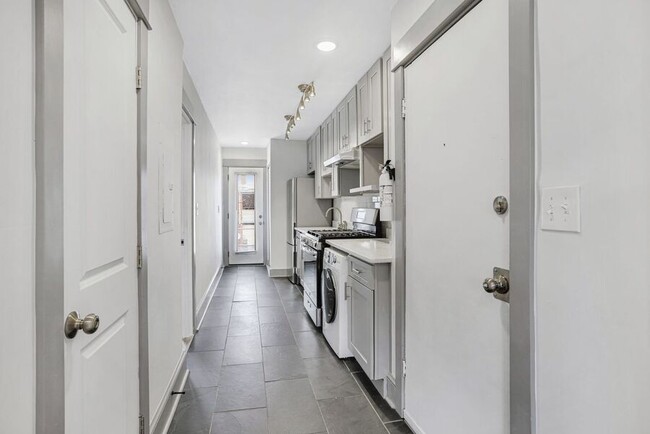 Building Photo - Chic 1 Bedroom Abode Just Off of H Street!...