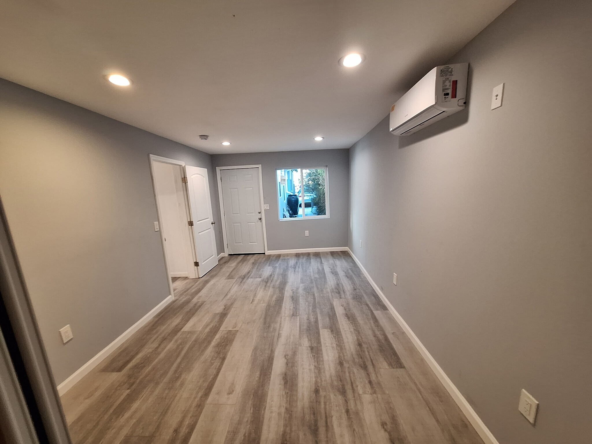 Building Photo - 729 W 41st St