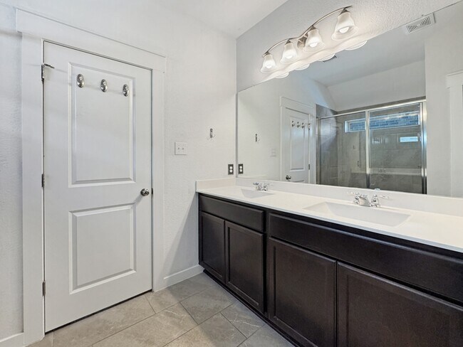 Building Photo - 13806 Quiet Fox Ln