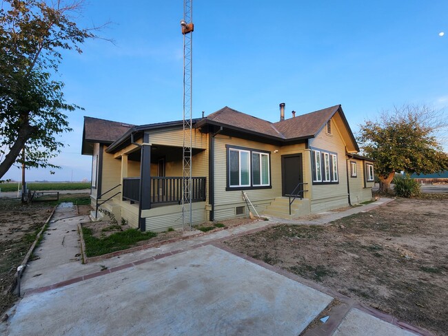 Building Photo - Lovely Country Home!