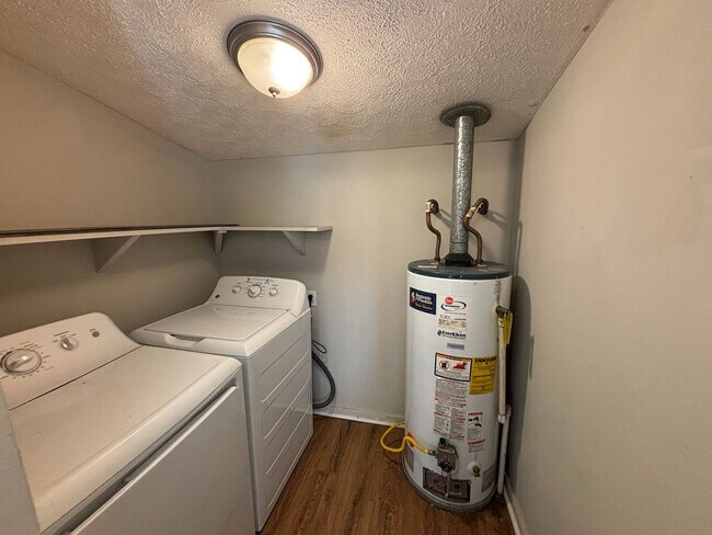 Building Photo - 2218 Camille Dr