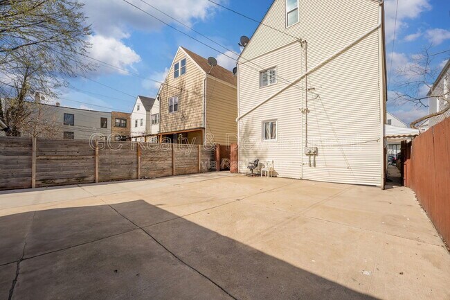 Building Photo - 2519 N Hamlin Ave