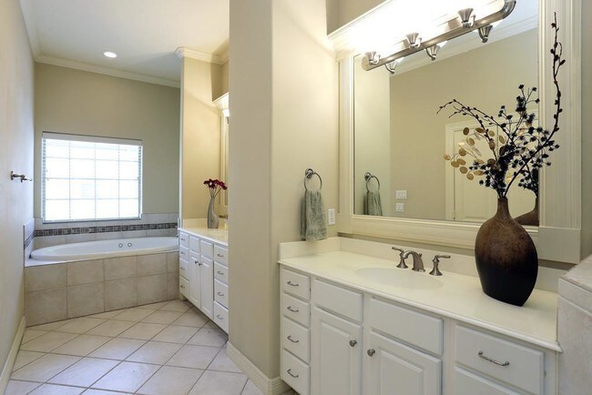 Building Photo - 2822 Helena St