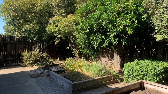 Building Photo - Adorable well maintained 3 bedroom 2 bath ...