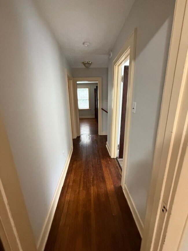 Building Photo - Large 3 Bedroom home with 2 car garage