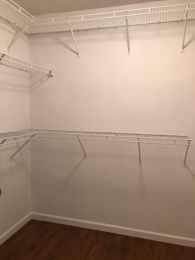 Building Photo - Wonderful 3 Bedroom 2 Bath Ranch