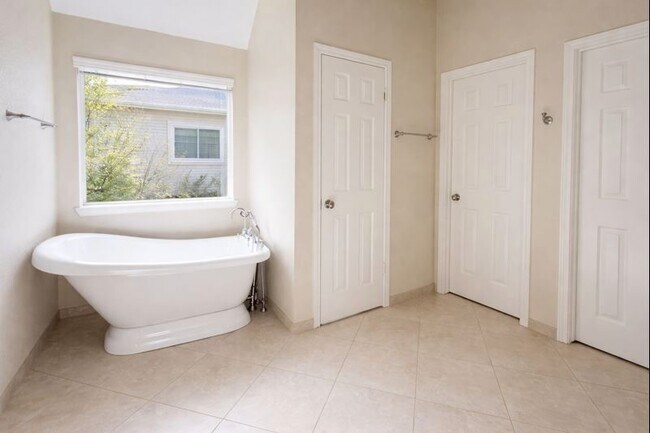 Building Photo - 702 Epperson Way